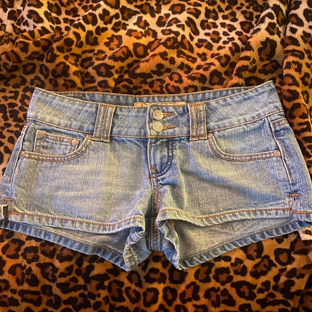 Vntg Y2K Hint low rise light wash jeanshorts🐞